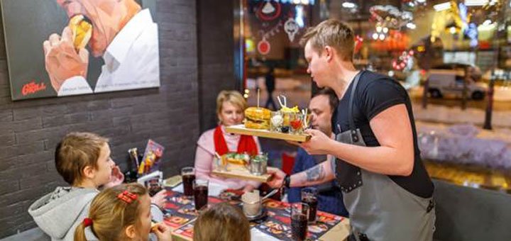 Летняя терраса в кафе быстрого питания «Mr.Grill Hotdogs&Burgers» в Киеве. Заказать со скидкой