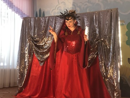 Вистава «Чарівне зеркало» біля кукольного театру «Золотий ключик» у Києві. Купуйте квитки по акції.