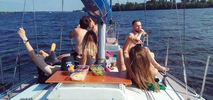 Прогулянка по дніпру на парусній яхті воля