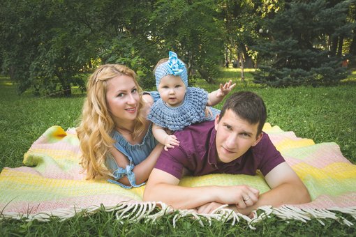 Сімейна фотосесія на природі від Frescostudio в Києві. Звертайтеся за акцією.