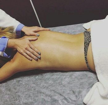 Массаж спины в салоне красоты «TI Beauty Space» в Киеве по акции