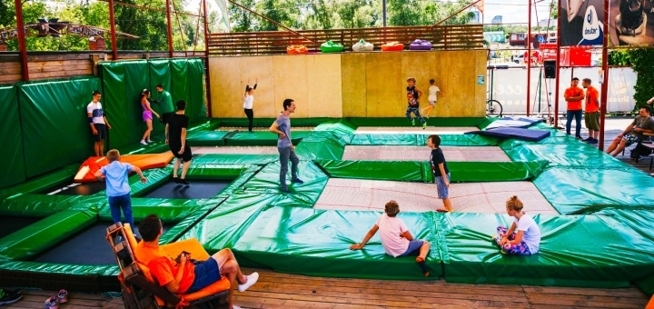 Час занятий на батуте Мегатрамп в зале «Jumping Hall» в ТЦ Мега-Сити со скидкой