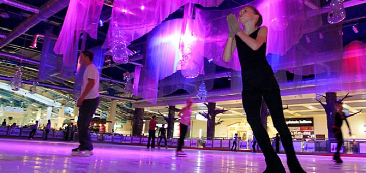 Skating rink "Ice Dream" in the shopping center "Dream Town". Buy tickets for the rink at a discount.