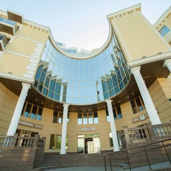 Фасад готелю Grand Otrada в Одесі. Бронюйте номери за знижкою.