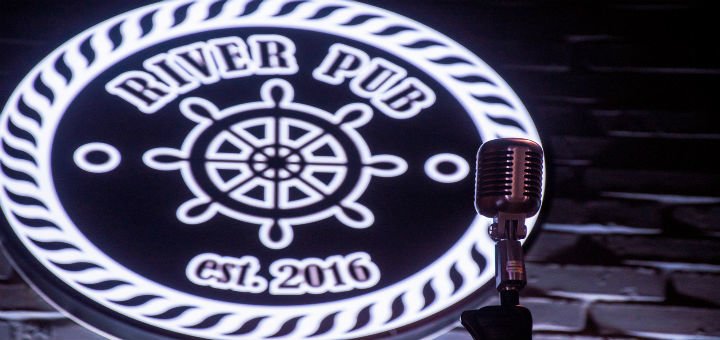 Сцена в зале бара «River Pub» в Виннице. Бронируйте столик по акции.