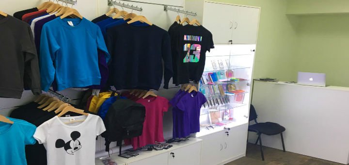 Фирменный магазин «CUSTOM STUDIO» в Харькове. Заказывайте печать на именных футболках, свитшотах и чехлах для телефонов по акции.