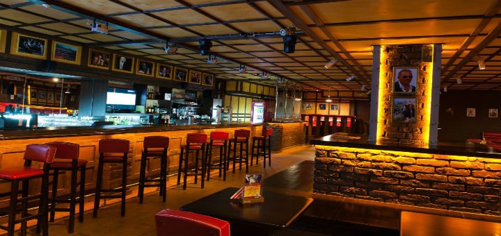 Зал «Англія» в Beer & Blues Art Pab в Вінниці. Замовляйте столик зі знижкою.