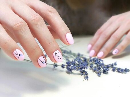 Дизайн нігтів у «Nails Studio by Svetlana Ivanova» у Києві. Записатись по знижці.