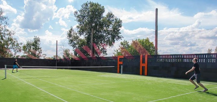 Теннис в отеле «Field House».Парк отель «Field House» под Днепром. Загородные отели в Днепре. забронировать номер со скидкой.