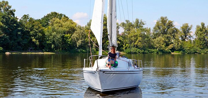 «Yacht Fun» - яхтенный клуб в Киеве. Записывайся на прогулку на яхте Покер со скидкой.