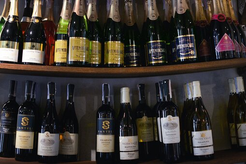 Discounts on drinks in the cafe &quot;champagne x &amp; x&quot; in lviv and get a discount