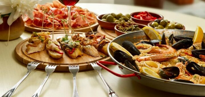 Promotions in the restaurant &quot;gastro teatro&quot;