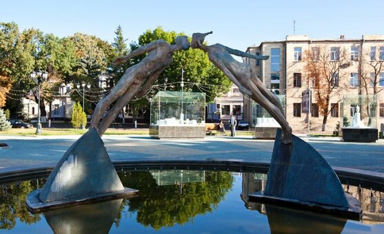 Monument to lovers in kharkov. promotional tourism