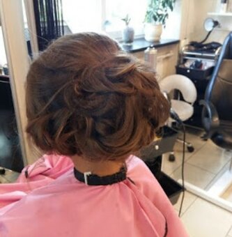Discount for a wedding hairstyle at the ideal barber shop