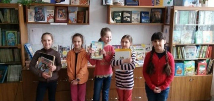 Бібліотека спеціалізованої школи в №13 в Дніпрі.
