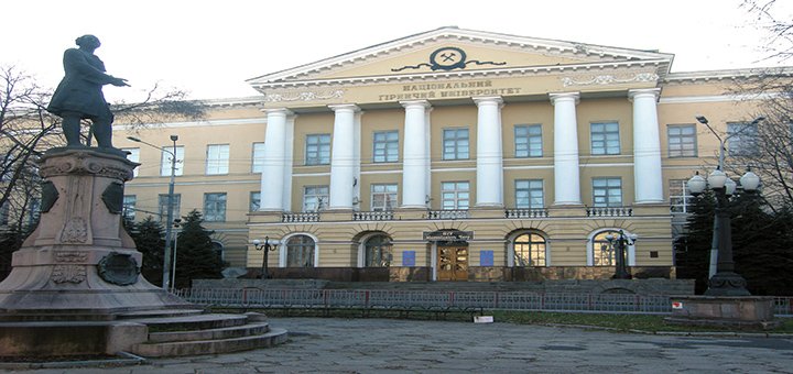 Экстерьер главного корпуса «НГУ»