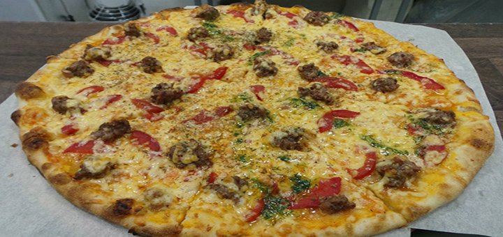 Pizza at the pizzeria &quot;resto-presto&quot;