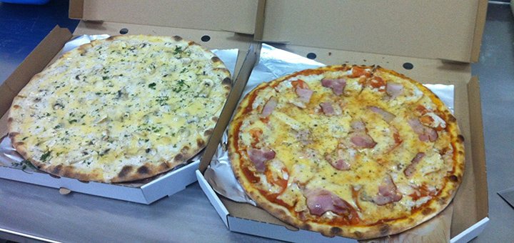 Pizza at the pizzeria &quot;resto-presto&quot;