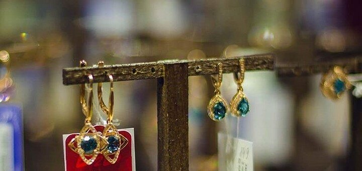 Gold earrings with stones &quot;b2b jewelry&quot;. get cashback for the purchase of jewelry.