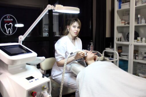 Косметолог у медичному центрі «Платінум» у Львові.  Записуйтеся на рф-ліфтинг зі знижкою.