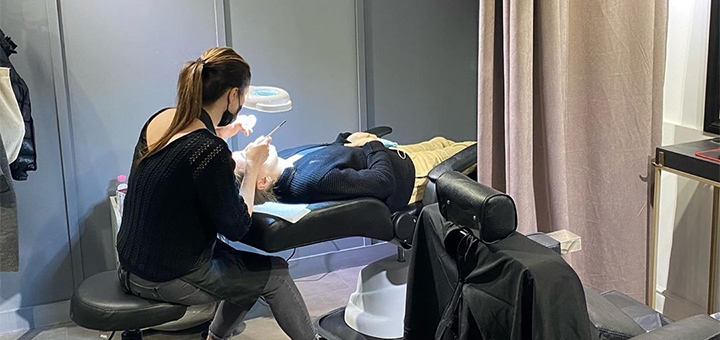 Корекція брів в салоні краси Beauty Studio & Nail Bar express в Києві. Зі знижкою.