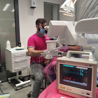 Стоматологічна клініка Ermetov clinic в Києві. Зі знижкою.