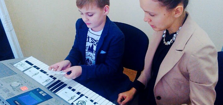 Уроки игры на фортепиано в школе вокального искусства Muza Production by Valevskaya в Киеве. Записывайтесь на курсы по акции.