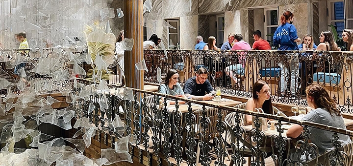 Акция на основное меню в Nikos Greek Bistro