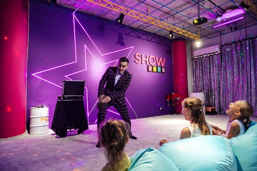 Magician and illusionist Nikolai Usichenko in Kiev. Show by stock