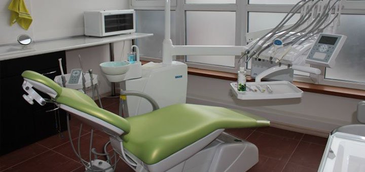 Стоматологическое кресло в стоматологической клинике «Smile 32» в Киеве. Записывайтесь на лечение зубов по скидке.