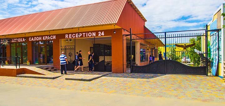 The main entrance to the territory of the boarding house "Mountain Eagle" in Zatoka. Book rooms on special offer.