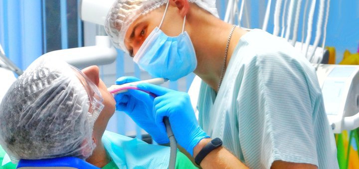 Чищення зубів у клініці Vorobiova Dental Clinic у Дніпрі. Записуйтесь на процедуру зі знижкою.