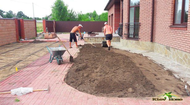 Укладка газона компанией «Kiev Home». Заказывайте услуги ландшафтного дизайна по скидке.