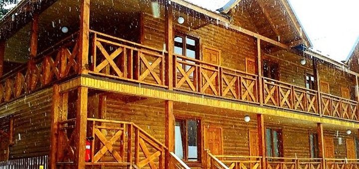 Фасад готелю «Крим» у Яремчі. Оформляйте відпочинок із знижкою.