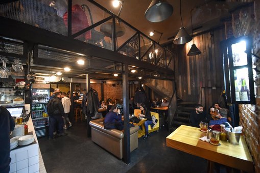 Інтер'єр бару «True Burger Bar». Замовити столик зі знижкою