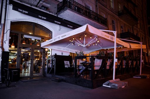 Інтер'єр бару «True Burger Bar». Замовити столик зі знижкою