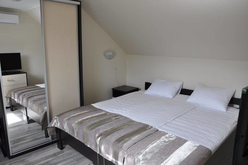 Однокімнатний номер із двоспальним ліжком у курортному готелі «Поляна Аква Резорт» на Закарпатті. Бронюйте номери за акцією.