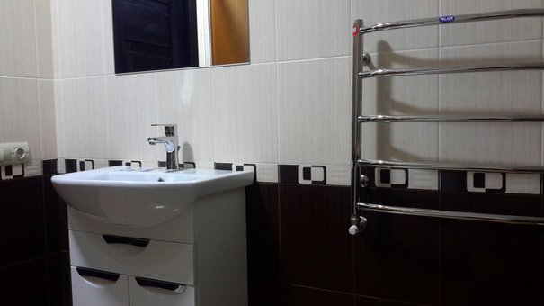 A bathroom with a shower in a 1-room suite in the "Polyana Aqua Resort" sanatorium in Transcarpathia. Book rooms at a discount.