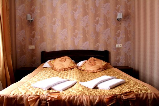 Тримісний номер з великим ліжком та диваном у готелі «Вілла Терраса» в Поляні. Бронюйте по акції.