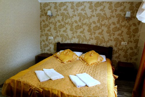 Двомісний номер з великим ліжком у готелі «Вілла Терраса» в Поляні. Бронюйте по знижці.