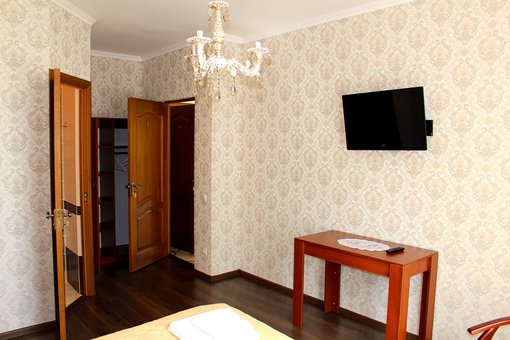 2-місний номер Напівлюкс з великим ліжком у готелі «Вілла Терраса» у Поляні. Бронюйте по акції.