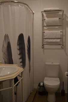 A bathroom with a shower in the room of the Michelle hotel in Odessa. Book at a discount.