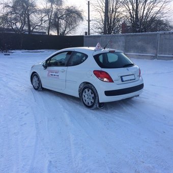 Автопарк школи «Індикар» у Києві. Записуйтесь на курси водіння зі знижкою.