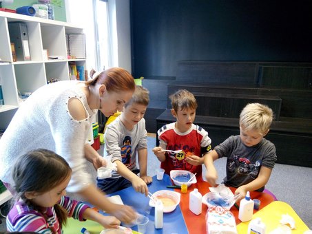 Art therapy at the Kid'Z Studio school on Poznyaky in Kiev. Book your child at a discount.