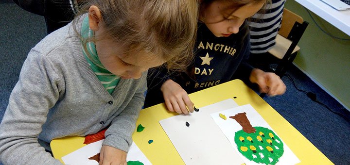 ІЗО у приватній альтернативній школі «Kid'Z Studio» на Позняках у Києві. Записуйте дитину за акцією.