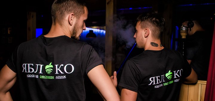 Персонал у ресторані «Яблуко» у Києві. Відвідайте ресторан зі знижкою.