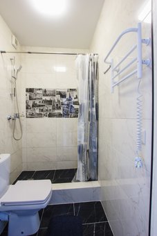Санвузол у готелі «East Residence» у Києві. Резервуйте по знижці.