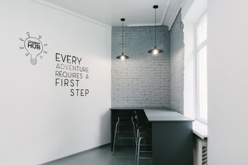 Место для коворкинга «My Print Hub» в Киеве. Оплачивайте по акции.