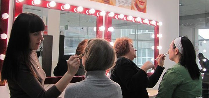 Classes at the school of makeup and hairstyles "Delux" in Odessa. Sign up for a makeup artist course at a discount.